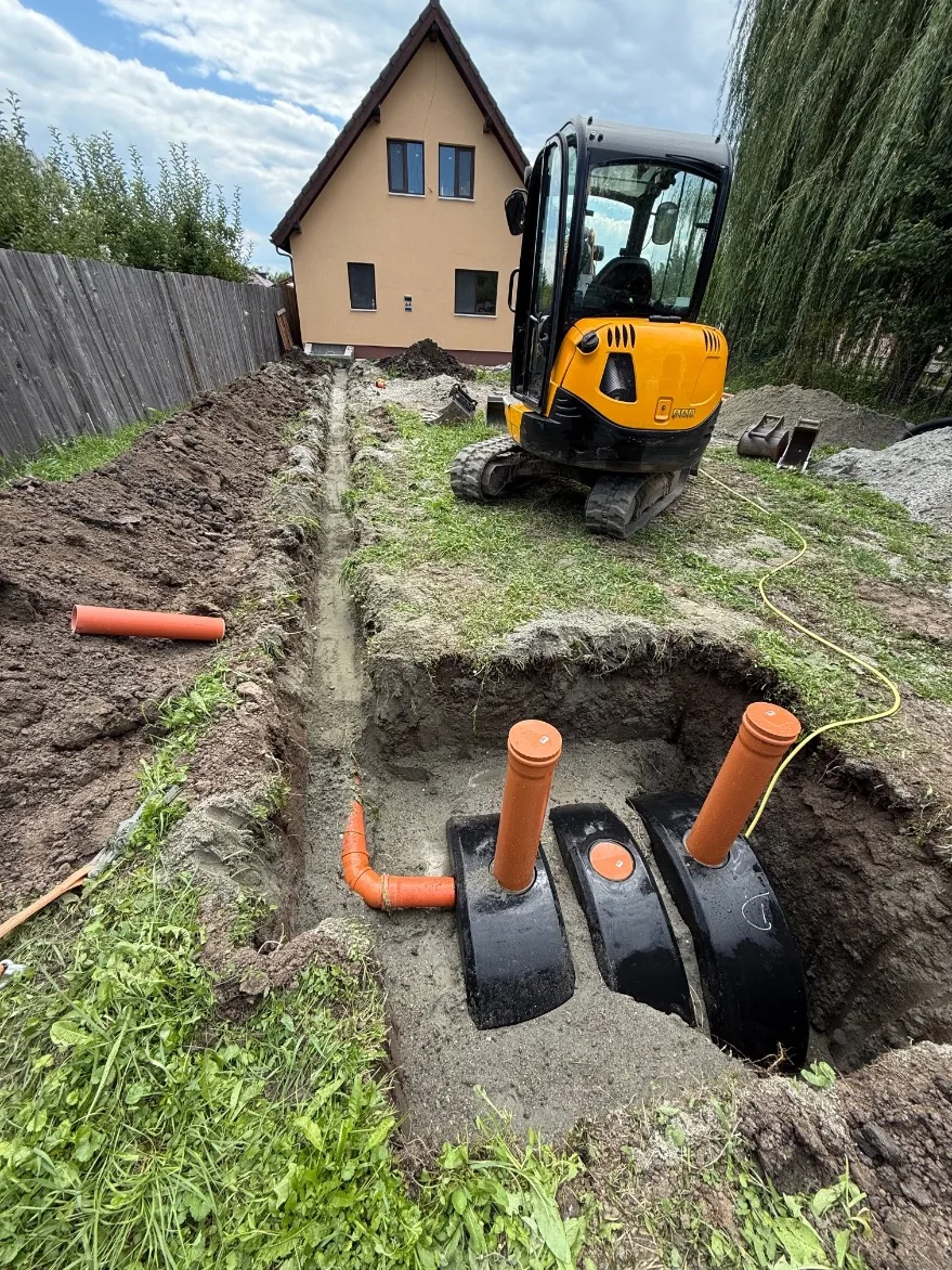 Fosă septică poziționată în șanț, racordare conducte