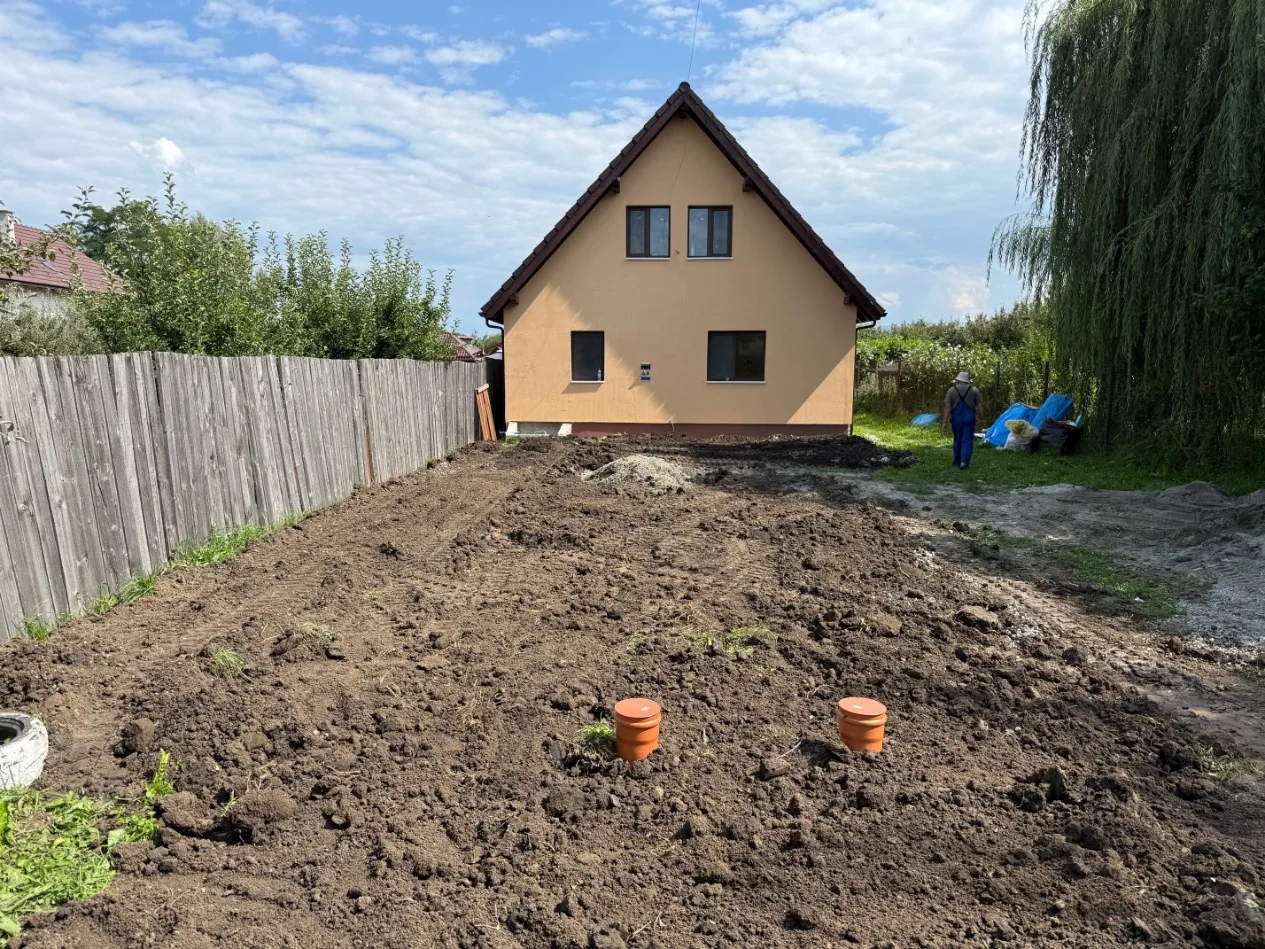Teren nivelat după finalizarea instalării fosei
