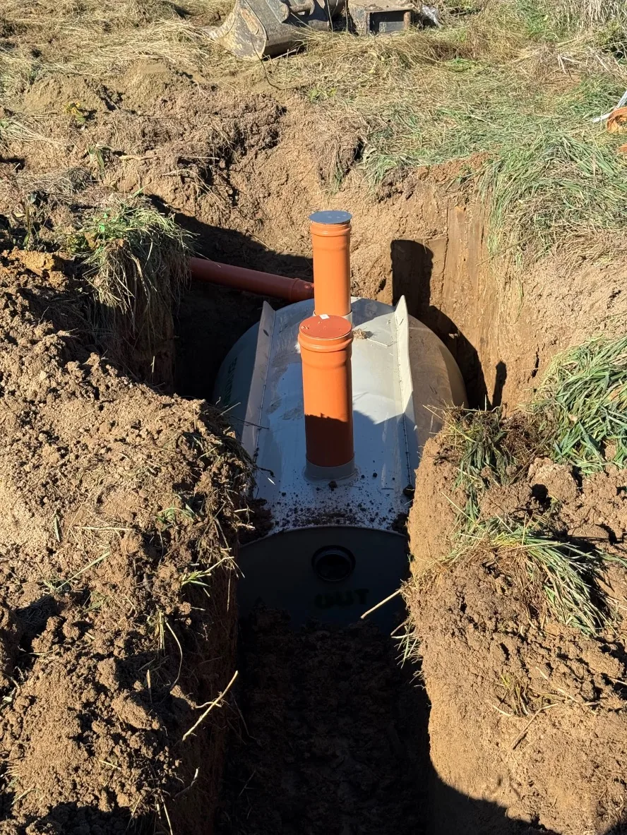 Fosă septică instalată cu coloane de acces vizibile