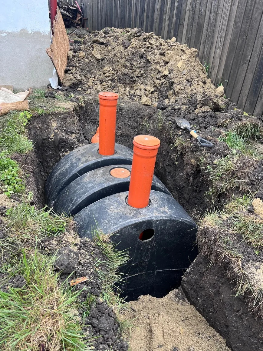 Fosă septică din polietilenă instalată lângă imobil